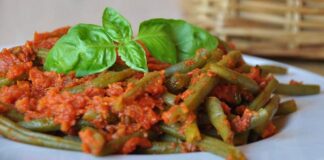haricots verts cuits à la vapeur, à la tomate et au basilic