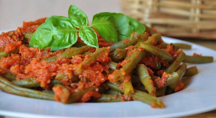 haricots verts cuits à la vapeur, à la tomate et au basilic