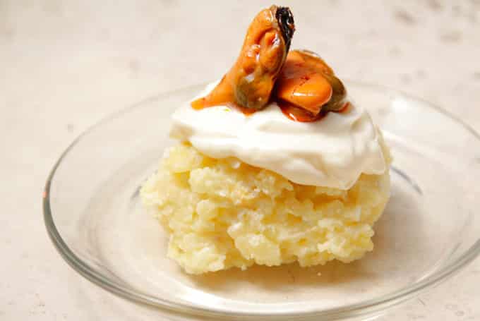 Salade russe avec des moules marinées