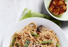 Spaghettis aux haricots verts grillés et champignons