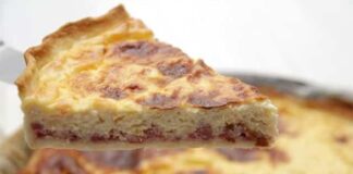 Quiche Lorraine avec saucisse, jambon et fromage