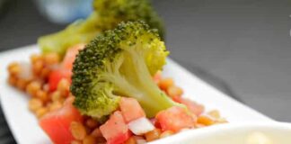 Salade de lentilles au brocoli et à la mayonnaise au curcuma