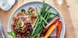 Steaks à la sauce aux champignons, patates douces et Haricots