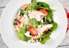 Salade de poulet aux épinards et aux fraises