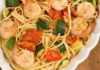 Pâtes aux légumes d'été et crevettes