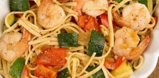 Pâtes aux légumes d'été et crevettes