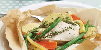 Papillote de poulet aux herbes et légumes