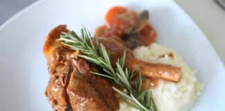 Souris d'agneau aux oignons et champignons