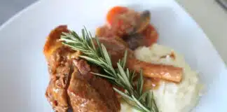 Souris d'agneau aux oignons et champignons