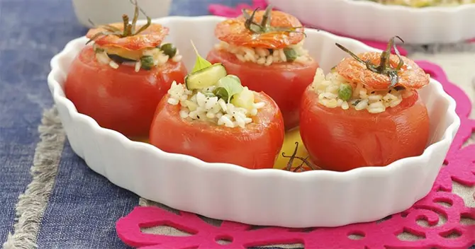 Tomates farcies aux petits pois courgettes et riz