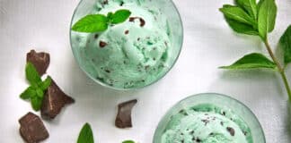 Crème glacée à la menthe et chocolat