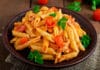 Pennes à la sauce tomate et blanc de poulet