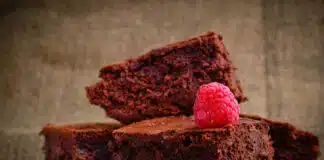 Gâteau au chocolat et framboises