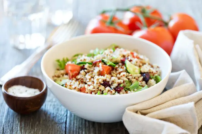 Salade de quinoa et légumes frais