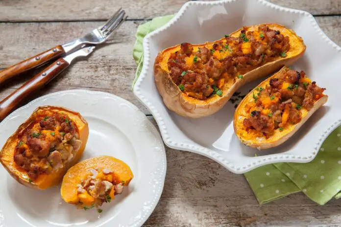 Recette De Butternut Farcie - Butternut farcie super gourmand | Butternut farcie ... - Eplucher l'ail et placer les gousses dans le butternut.