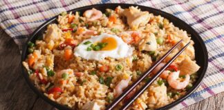 Riz frit aux légumes et poulet