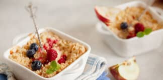 Crumble aux pommes et fruits rouges