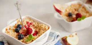 Crumble aux pommes et fruits rouges
