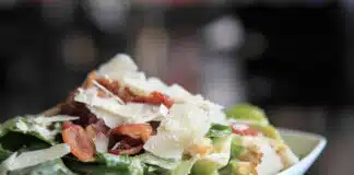 Salade César avec une sauce légère