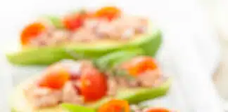 Avocat farci au thon et légumes