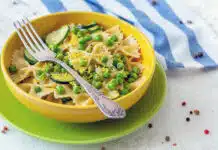 Farfalles aux courgettes, petits pois et jambon
