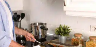 Saucisses cuites au four avec légumes d'été