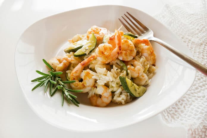 salade de riz aux courgettes et crevettes