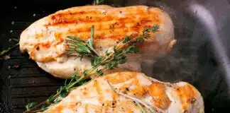 Poitrines de poulet au four aux herbes et bacon