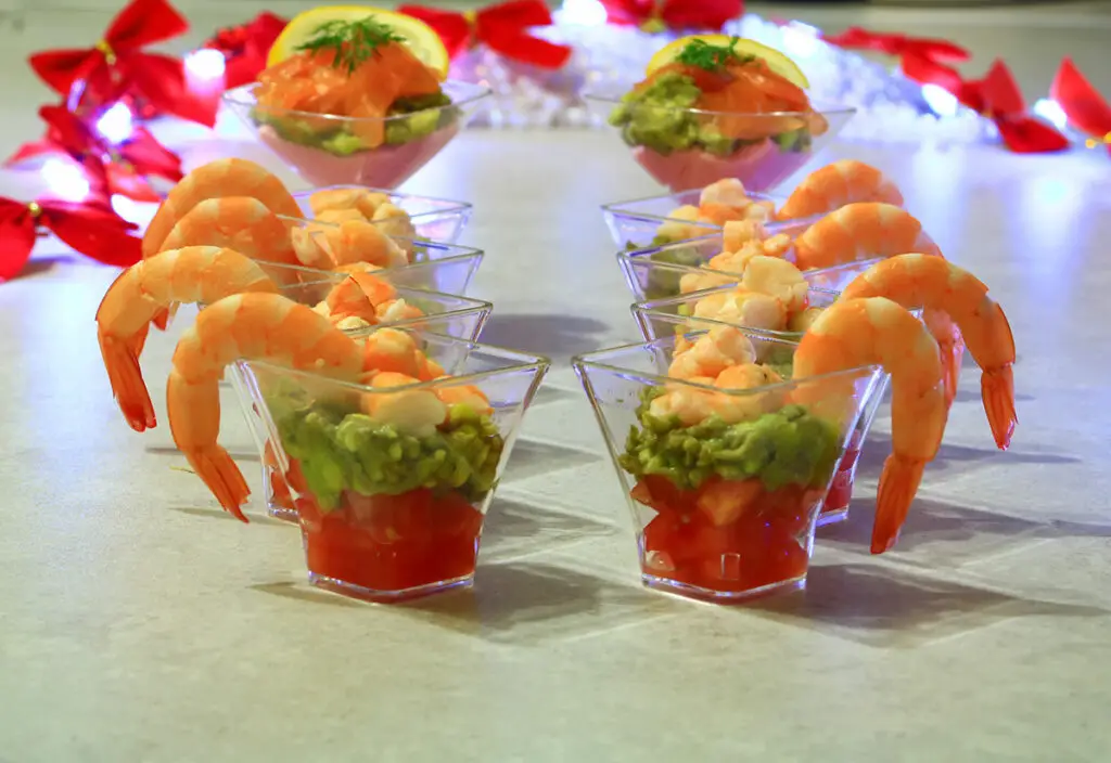 Verrines de saumon, avocat et crevettes