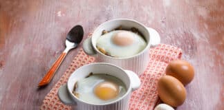 Oeufs cocotte aux asperges et champignons