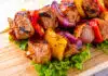 Brochettes de viande et légumes au four