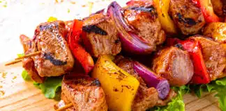 Brochettes de viande et légumes au four