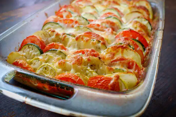 Gratin de pommes de terre de courgettes et de tomates