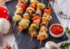 Brochettes de viande et légumes au four