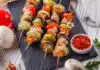 Brochettes de viande et légumes au four