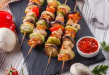 Brochettes de viande et légumes au four