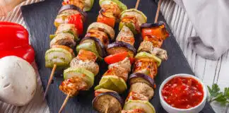 Brochettes de viande et légumes au four