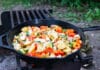 Légumes d'été et pommes de terre sautées à la poêle