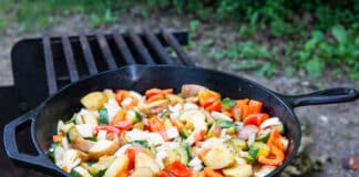 Légumes d'été et pommes de terre sautées à la poêle