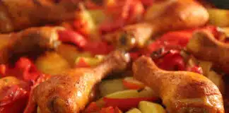 Morceaux de poulet en papillote avec légumes et sauce légère