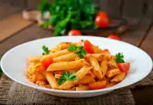Pennes avec sauce tomate et poitrine de poulet