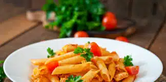 Pennes avec sauce tomate et poitrine de poulet