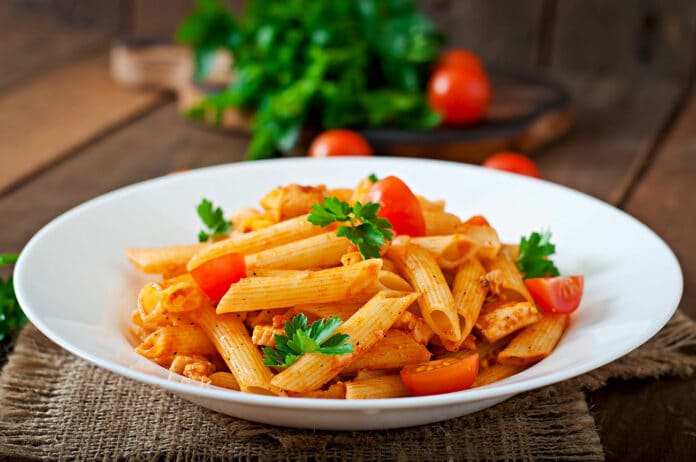 Pennes avec sauce tomate et poitrine de poulet