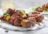 brochettes de viande et de légumes