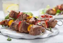 brochettes de viande et de légumes