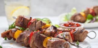 brochettes de viande et de légumes