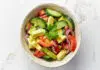 Cette salade d'avocat et tomate est tellement délicieuse et saine !