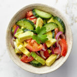 Cette salade d'avocat et tomate est tellement délicieuse et saine !