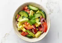 Cette salade d'avocat et tomate est tellement délicieuse et saine !