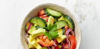 Cette salade d'avocat et tomate est tellement délicieuse et saine !